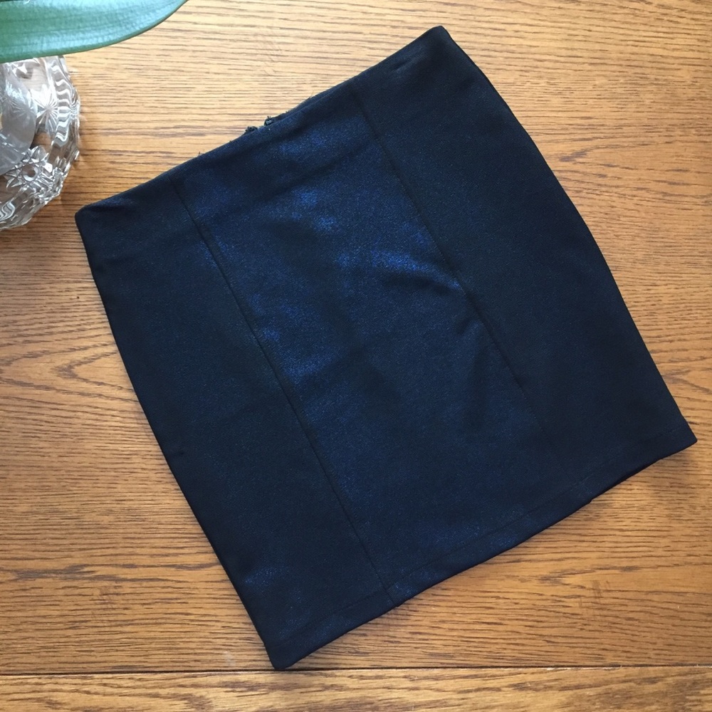 ✨ Metallic Mini Skirt